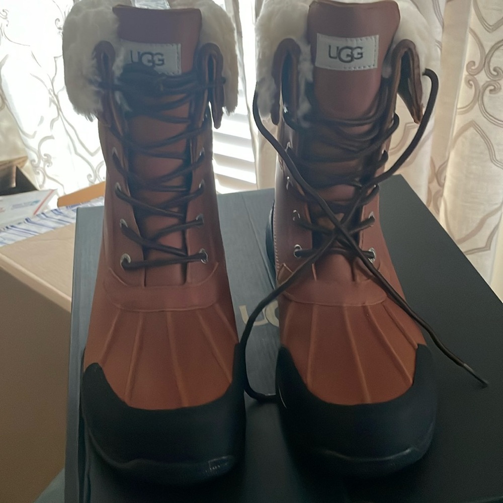 UGG Men’s Butte ; waterproof, sheepskin lining ;size 10.5